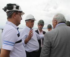 Nesta segunda-feira (18), a comitiva de representantes da província argentina de Santa Fé esteve nos portos de Paranaguá e Antonina. Recebidos pelo superintendente Luiz Henrique Dividino, e pelos diretores da Administração dos Portos do Paraná, os argentinos puderam tirar dúvidas e conhecer a estrutura dos terminais paranaenses. A visita técnica é um avanço rumo à consolidação da parceria anunciada em fevereiro pelo governador Beto Richa.