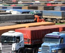 Na próxima semana, a primeira de abril, as informações sobre a descarga de grãos no Porto de Paranaguá chegam às rodovias do Interior de São Paulo. Os informativos da Operação Safra serão divulgados nas praças de pedágio nos municípios de Caiuá e Presidente Bernardes, na Rodovia Raposo Tavares (SP270). Os pontos são estratégicos para atingir os caminhoneiros vindos do Mato Grosso, segundo Estado de origem dos grãos descarregados no Porto de Paranaguá. 