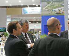 Portos de Paranaguá e Antonina participam mais uma vez da maior feira de logística da América Latina, acompanhados de parceiros logísticos. Na foto, o diretor administrativo financeiro, Carlos Roberto Frísoli, recebe representantes da Antaq.