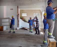 Depois de 40 anos sem qualquer tipo de investimento na melhoria da infraestrutura, o terminal público do Porto de Antonina está passando por uma ampla reforma. O prédio administrativo e a guarita de controle estão sendo revitalizados. Ao todo, a Administração dos Portos de Paranaguá e Antonina (Appa) está investindo R$ 591 mil de recursos próprios para recuperar os prédios. 