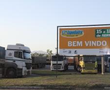 Termina hoje, às 21h, a 17ª ExpoSafra que acontece no Pátio de Triagem do Porto de Paranaguá. Oito mil caminhoneiros devem prestigiar o evento até esta noite. No local, os motoristas assistem a palestras informativas e visitam estandes de empresas de serviços do setor. São oferecidos também os motoristas serviços gratuitos.