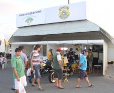 Termina hoje, às 21h, a 17ª ExpoSafra que acontece no Pátio de Triagem do Porto de Paranaguá. Oito mil caminhoneiros devem prestigiar o evento até esta noite. No local, os motoristas assistem a palestras informativas e visitam estandes de empresas de serviços do setor. São oferecidos também os motoristas serviços gratuitos.