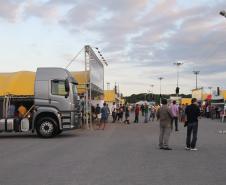 Termina hoje, às 21h, a 17ª ExpoSafra que acontece no Pátio de Triagem do Porto de Paranaguá. Oito mil caminhoneiros devem prestigiar o evento até esta noite. No local, os motoristas assistem a palestras informativas e visitam estandes de empresas de serviços do setor. São oferecidos também os motoristas serviços gratuitos.