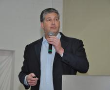 O objetivo do programa Porto no Campo é informar agricultores e empresários do interior sobre os projetos de melhoria e expansão dos portos. A prévia do projeto foi feita na última semana, durante reunião organizada pela Secretaria de Agricultura, em Pato Branco.