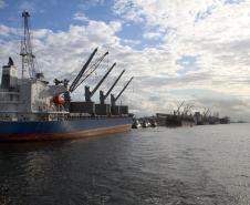 O Porto de Paranaguá, que já funciona 24 horas por dia há mais de cinco décadas, passará a contar com serviços federais anuentes também funcionando ininterruptamente em adequação ao programa da Secretaria de Portos. 