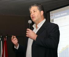 Produtores rurais, industriais e prefeitos de todo o Paraná participaram nesta terça-feira do lançamento do projeto Porto no Campo, na Expoingá, em Maringá. O secretário de infraestrutura e Logística do Paraná, José Richa Filho, e o superintendente dos portos de Paranaguá e Antonina, Luiz Henrique Dividino, apresentaram os projetos de ampliação e modernização dos portos e promoveram um debate com os agricultores. 