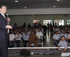 Produtores rurais, industriais e prefeitos de todo o Paraná participaram nesta terça-feira do lançamento do projeto Porto no Campo, na Expoingá, em Maringá. O secretário de infraestrutura e Logística do Paraná, José Richa Filho, e o superintendente dos portos de Paranaguá e Antonina, Luiz Henrique Dividino, apresentaram os projetos de ampliação e modernização dos portos e promoveram um debate com os agricultores. 