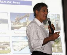 Produtores rurais, industriais e prefeitos de todo o Paraná participaram nesta terça-feira do lançamento do projeto Porto no Campo, na Expoingá, em Maringá. O secretário de infraestrutura e Logística do Paraná, José Richa Filho, e o superintendente dos portos de Paranaguá e Antonina, Luiz Henrique Dividino, apresentaram os projetos de ampliação e modernização dos portos e promoveram um debate com os agricultores. 