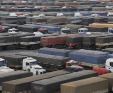 Atendendo aos pedidos dos caminhoneiros que descarregam grãos no Porto de Paranaguá, a Administração dos Portos de Paranaguá e Antonina (Appa) acaba de adotar uma nova funcionalidade no sistema Carga Online, que ordena a chegada de caminhões até o Porto. A partir de agora, os caminhoneiros poderão consultar, via SMS ou pela internet, se a carga que irão transportar já está cadastrada no sistema eletrônico do Porto, evitando chegar ao Pátio de Triagem sem o cadastramento prévio.