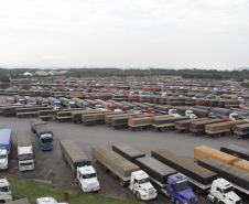 Atendendo aos pedidos dos caminhoneiros que descarregam grãos no Porto de Paranaguá, a Administração dos Portos de Paranaguá e Antonina (Appa) acaba de adotar uma nova funcionalidade no sistema Carga Online, que ordena a chegada de caminhões até o Porto. A partir de agora, os caminhoneiros poderão consultar, via SMS ou pela internet, se a carga que irão transportar já está cadastrada no sistema eletrônico do Porto, evitando chegar ao Pátio de Triagem sem o cadastramento prévio.
