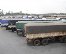 Atendendo aos pedidos dos caminhoneiros que descarregam grãos no Porto de Paranaguá, a Administração dos Portos de Paranaguá e Antonina (Appa) acaba de adotar uma nova funcionalidade no sistema Carga Online, que ordena a chegada de caminhões até o Porto. A partir de agora, os caminhoneiros poderão consultar, via SMS ou pela internet, se a carga que irão transportar já está cadastrada no sistema eletrônico do Porto, evitando chegar ao Pátio de Triagem sem o cadastramento prévio.