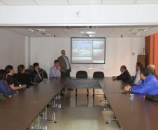 Recebidos pela diretoria da Appa, a comitiva recebeu informações sobre a estrutura, os novos projetos e conheceram, no cais, as operações portuárias. Objetivo da visita é avaliar as oportunidades e a viabilidade logística de estabelecer negócios no Estado