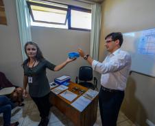 Uma parceria entre o governo do Estado, por meio da Companhia de Habitação do Paraná (Cohapar), e a Administração dos Portos de Paranaguá e Antonina (Appa) permitirá que 400 famílias de Paranaguá residentes em áreas de risco ambiental possam viver mais tranquilas. Na próxima segunda-feira (10), mais 29 famílias deixarão a área irregular próxima ao Terminal Público de Álcool, na Vila Becker, juntando-se a outras 30 que já receberam as chaves das novas casas em local seguro.
