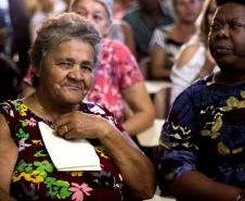 Uma parceria entre o governo do Estado, por meio da Companhia de Habitação do Paraná (Cohapar), e a Administração dos Portos de Paranaguá e Antonina (Appa) permitirá que 400 famílias de Paranaguá residentes em áreas de risco ambiental possam viver mais tranquilas. Na próxima segunda-feira (10), mais 29 famílias deixarão a área irregular próxima ao Terminal Público de Álcool, na Vila Becker, juntando-se a outras 30 que já receberam as chaves das novas casas em local seguro.
