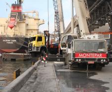 O caminhão que caiu no cais do Porto de Paranaguá na manhã desta segunda-feira (10) foi retirado da água por volta das 17h de hoje
