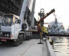 O caminhão que caiu no cais do Porto de Paranaguá na manhã desta segunda-feira (10) foi retirado da água por volta das 17h de hoje