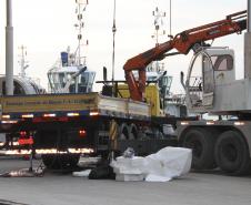 O caminhão que caiu no cais do Porto de Paranaguá na manhã desta segunda-feira (10) foi retirado da água por volta das 17h de hoje