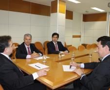 O ministro do portos, Leônidas Cristino, disse ontem em Brasília que os portos paranaenses são estratégicos para o Brasil. Ele recebeu em seu gabinete o senador paranaense Sérgio Souza a fim de esclarecer os investimentos que o setor portuário receberá por consequência da nova lei dos portos.