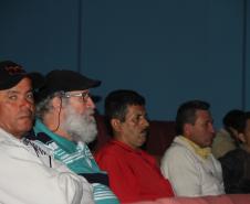 Em reunião intermediada pelo IAP, Appa e empresa responsável pelo estudo apresentam os dados a representantes dos pescadores de toda a região
