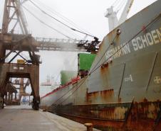 O navio atracou em Paranaguá no último sábado (22). No entanto, as intensas chuvas que tem atingido a cidade impediram a conclusão da operação. Como o tempo continua instável nesta terça-feira (25), a expectativa é de que o navio finalize nos próximos dias o embarque das cerca de oito mil toneladas de milho que ainda faltam ser carregadas. 