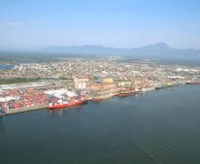 Os destaques foram as exportações de milho e açúcar, além da importação de fertilizantes. No porto de Antonina, a movimentação fechou o semestre com alta de 86% em relação a 2012.