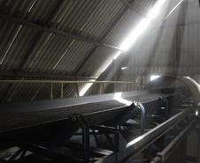 Pela esteira, o fertilizante está sendo levado para o Tefer, onde aguarda a liberação da receita para ser encaminhado, via caminhão, a armazéns locais ou direto para o Interior.