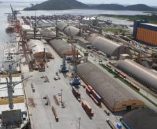 Com a licença de operação, o Porto de Paranaguá tem o aval dos órgãos ambientais para desenvolver seus projetos de melhorias – como os projetos de acostagem, dragagem e ampliação. A licença de operação habilita o porto a realizar todos os demais licenciamentos necessários para a execução dos projetos estruturantes. 