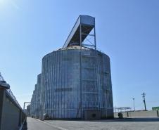  Instalado a cinco quilômetros do Porto, o novo terminal da Seara, em Paranaguá, tem, também, capacidade de beneficiar até 300 toneladas de grãos por hora. Atualmente, são sete silos verticais, somando capacidade estática de quase 80 mil toneladas. Porém, até 2014, a intenção é construir mais dois e chegar a 100 mil toneladas.