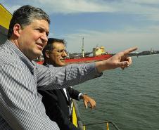 Uma comissão formada pelo deputado federal Zeca Dirceu e assessores parlamentares esteve nesta sexta-feira (30) no Porto de Paranaguá, para fazer uma visita técnica da Comissão de Viação e Transportes da Câmara dos Deputados. 