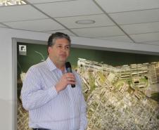 Representantes da comunidade portuária, empresários, autoridades públicas e a diretoria dos portos de Paranaguá e Antonina participaram ontem (5) de uma reunião para discutir o crescimento dos portos do Paraná