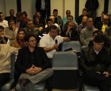 Representantes da comunidade portuária, empresários, autoridades públicas e a diretoria dos portos de Paranaguá e Antonina participaram ontem (5) de uma reunião para discutir o crescimento dos portos do Paraná