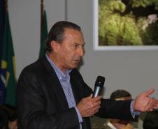 Representantes da comunidade portuária, empresários, autoridades públicas e a diretoria dos portos de Paranaguá e Antonina participaram ontem (5) de uma reunião para discutir o crescimento dos portos do Paraná