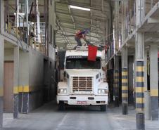 A Companhia de Desenvolvimento Agropecuário do Paraná (Codapar), responsável pela classificação dos grãos para exportação no Estado, está testando a classificação antecipada dos grãos que saem do Interior. Antes de chegarem ao Porto de Paranaguá, a qualidade da soja, do milho e do farelo de soja está sendo avaliada no Centro Logístico de Guarapuava. 
