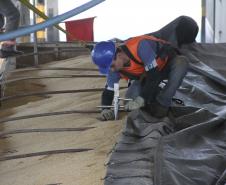 A Companhia de Desenvolvimento Agropecuário do Paraná (Codapar), responsável pela classificação dos grãos para exportação no Estado, está testando a classificação antecipada dos grãos que saem do Interior. Antes de chegarem ao Porto de Paranaguá, a qualidade da soja, do milho e do farelo de soja está sendo avaliada no Centro Logístico de Guarapuava. 