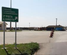 A Companhia de Desenvolvimento Agropecuário do Paraná (Codapar), responsável pela classificação dos grãos para exportação no Estado, está testando a classificação antecipada dos grãos que saem do Interior. Antes de chegarem ao Porto de Paranaguá, a qualidade da soja, do milho e do farelo de soja está sendo avaliada no Centro Logístico de Guarapuava. 
