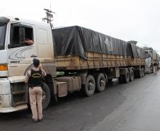 Os guardas abordam os motoristas para orientar quanto ao trânsito, a segurança e a limpeza no entorno do terminal paranaense