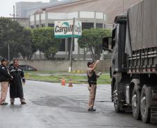 Os guardas abordam os motoristas para orientar quanto ao trânsito, a segurança e a limpeza no entorno do terminal paranaense