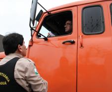 Os guardas abordam os motoristas para orientar quanto ao trânsito, a segurança e a limpeza no entorno do terminal paranaense