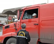 Os guardas abordam os motoristas para orientar quanto ao trânsito, a segurança e a limpeza no entorno do terminal paranaense
