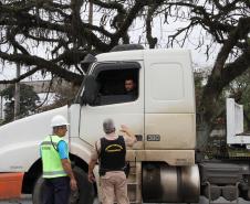 Os guardas abordam os motoristas para orientar quanto ao trânsito, a segurança e a limpeza no entorno do terminal paranaense