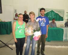 Alunos da escola Joana de Camargo entregam presentes para Fernanda Richa 