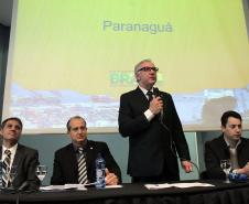 Foi realizada na manhã desta sexta-feira (27), na sede da Federação das Indústrias do Paraná (Fiep) em Curitiba, pela Secretaria de Portos (SEP),  a apresentação dos arrendamentos que serão realizados no Porto de Paranaguá.  Os empreendimentos integram o segundo lote de licitações que serão realizadas pelo Governo Federal, seguindo as diretrizes do novo marco regulatório. 