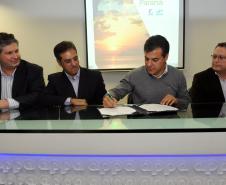 O governador Beto Richa assinou nesta segunda-feira (30) os contratos para o início de três importantes obras no Porto de Paranaguá. 