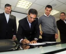 O governador Beto Richa assinou nesta segunda-feira (30) os contratos para o início de três importantes obras no Porto de Paranaguá. 