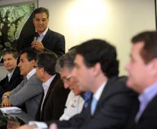 O governador Beto Richa assinou nesta segunda-feira (30) os contratos para o início de três importantes obras no Porto de Paranaguá. 