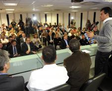 O governador Beto Richa assinou nesta segunda-feira (30) os contratos para o início de três importantes obras no Porto de Paranaguá. 