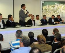 O governador Beto Richa assinou nesta segunda-feira (30) os contratos para o início de três importantes obras no Porto de Paranaguá. 
