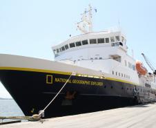 O Porto de Paranaguá recebeu, neste sábado (19), o navio de expedição National Geographic Explorer. Em viagem pela costa da América do Sul, a embarcação passou o dia atracada no terminal paranaense, chegou por volta das 5h e partirá no início da noite. A maioria dos 113 passageiros desembarcou para conhecer as belezas naturais da Serra do Mar e de Guaraqueçaba. Entre os tripulantes – 98 no total -, alguns aproveitaram para conhecer Paranaguá, enquanto outros ficaram para apresentar o navio.