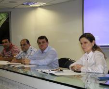 Uma comissão de trabalhadores do Bloco e vereadores de Paranaguá participou nesta manhã (08), na sede do Porto, de uma reunião para esclarecer o Termo de Ajuste de Conduta (TAC) assinado pela Appa junto ao Ministério Público do Trabalho e que obriga a Appa a deixar de contratar a categoria para a realização da limpeza da área portuária. 