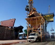  A movimentação de mercadorias pelo Porto de Antonina, até outubro, já superou toda a movimentação de 2012. Até agora, passaram pelo Porto 1,3 milhão de toneladas de mercadorias. Durante todo o ano de 2012, Antonina movimentou 1,2 milhão de toneladas. Entre os produtos movimentados em Antonina estão os fertilizantes - na importação - e o açúcar, na exportação. 